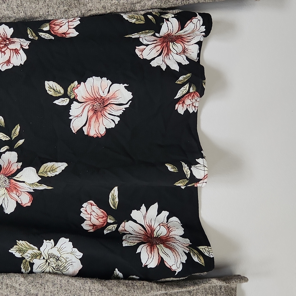 Kaleigh Floral Blouse Black Tan White Red Women's Small - Picture 2 of 6
